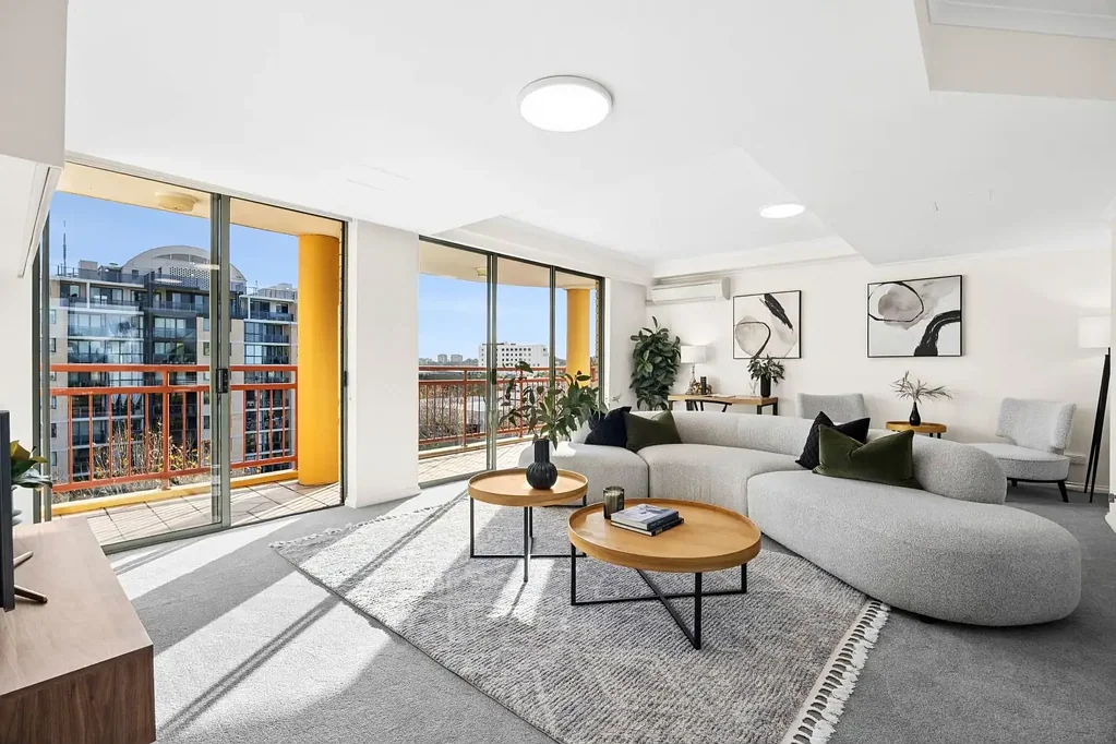 St Leonards 3ห้องนอน Sun-Drenched Top Floor Living with District Views and Resort Amenities