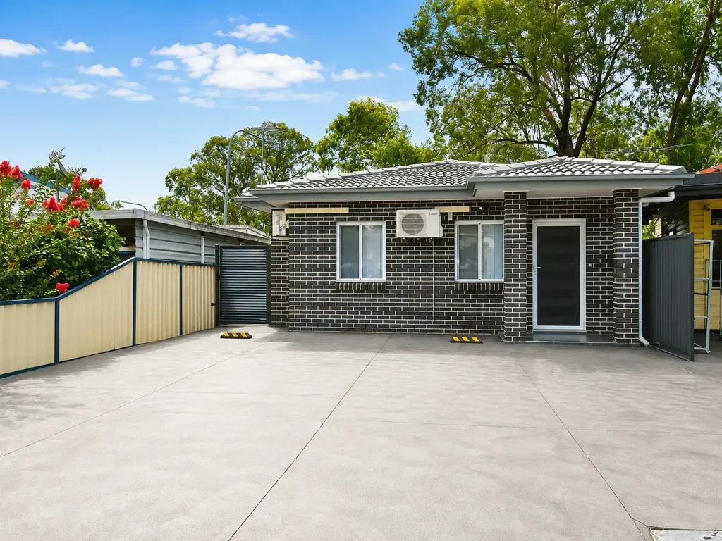 Freshly Painted 2-Bedroom Granny Flat in a Quiet & Convenien