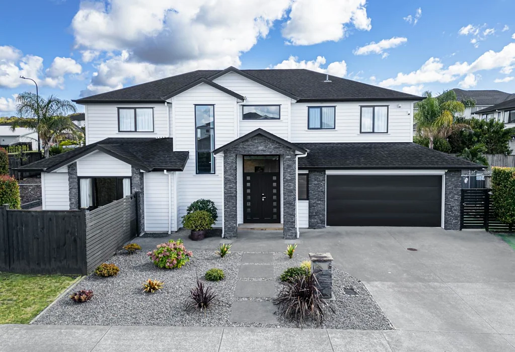 Spacious 5-Bedroom Family Home in Sought-After Orewa - Walk to School
