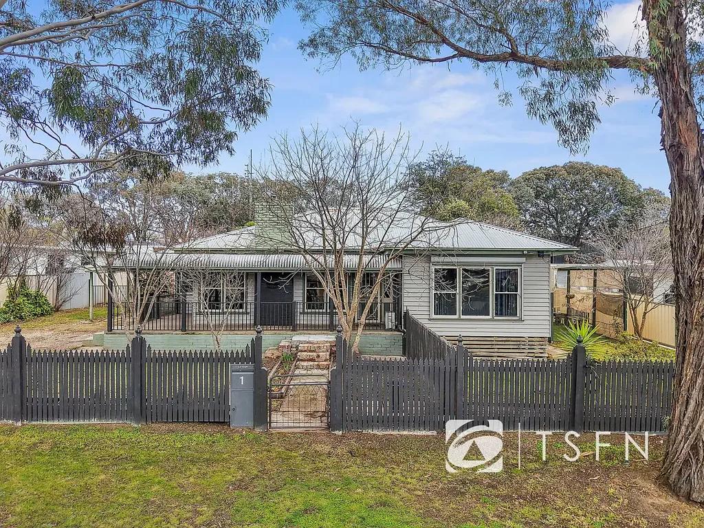 West Bendigo 3房  Timeless Weatherboard Charm with Space to Grow 1 Lazarus Street, West Bendigo.