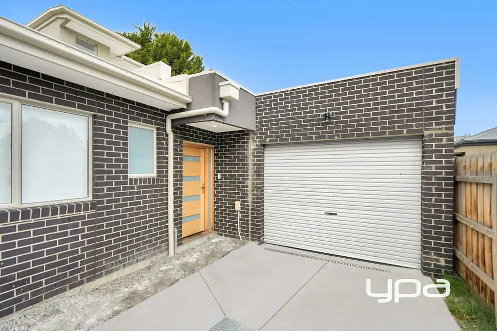 Broadmeadows 2房 时尚现代设计 低维护生活 两间宽敞卧室 主卧带套间 开放式生活区 私密庭院 不锈钢电器 单间车库 地理便利 Modern, Low-Maintenance Living in Broadmeadows