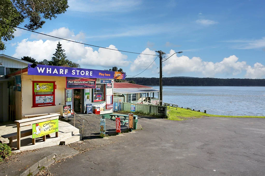 Port Waikato 3 Slaapkamer Waterfront Icon, Great Back Pocket Investment....