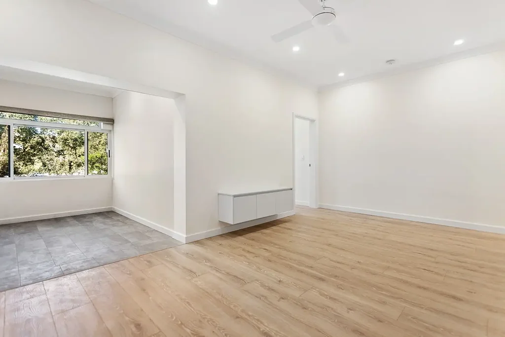 Large 2 Bedrooms Plus Sunroom Apartment!
