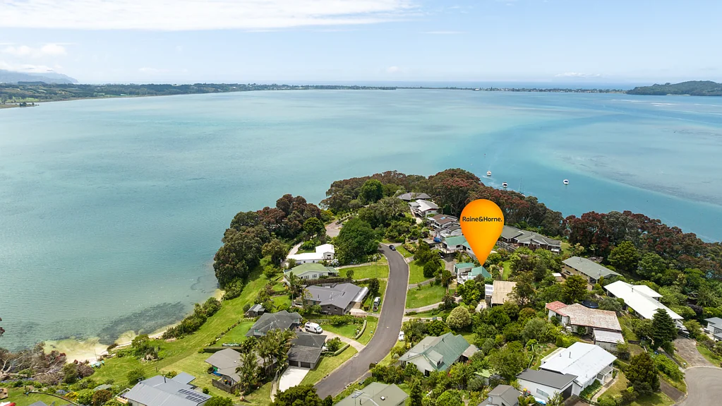 Tanners Point 3房  Fully Renovated - Sea Views, Sun & SERIOUS VALUE!