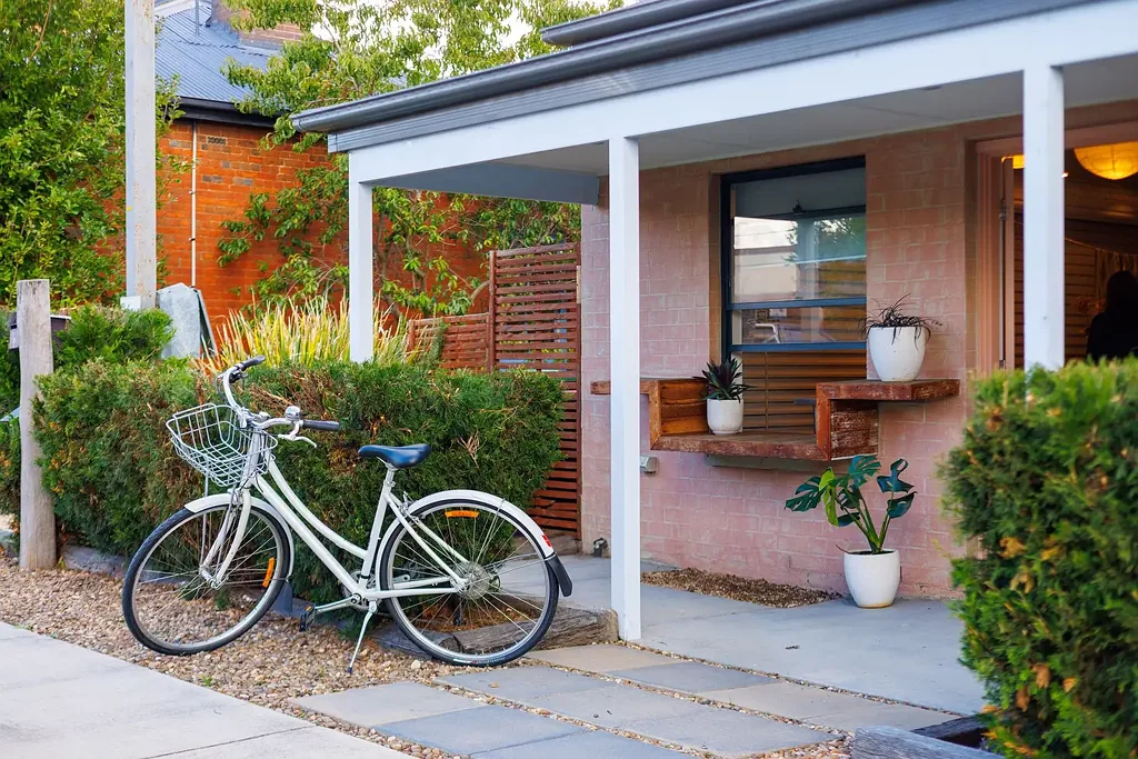 Bungendore 4房  Vibrant Village Location! Spacious Family Home with Attached Commercial Space in the Heart of the Village - A Rare Opportunity!