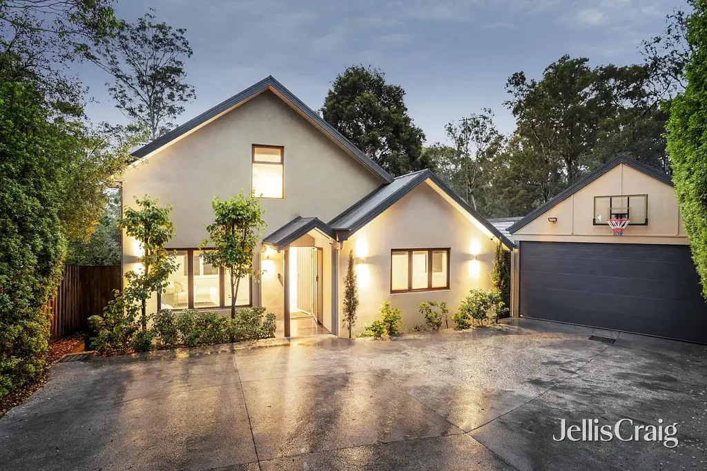 Eltham 4房 Eltham珍稀私宅 4卧主卧套房 下沉式卧室 全屋冷暖 真空吸尘 双车位近学商 Luxuriously Appointed Family Living in a Premier Eltham Location