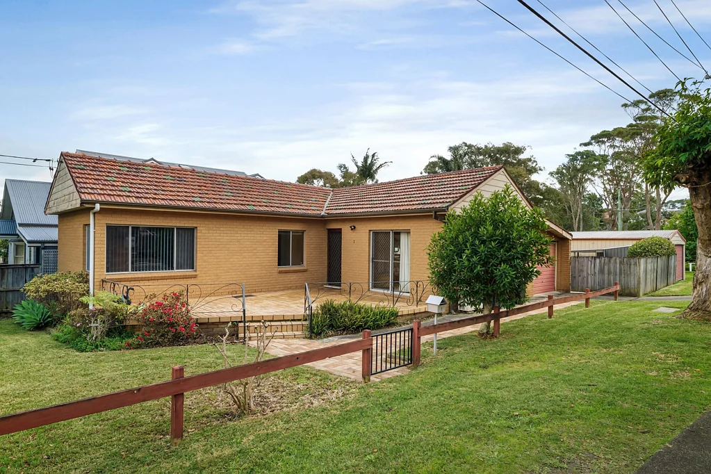 North Balgowlah 3침실 Tightly-held home on corner block with exciting potential in quiet parkside setting
