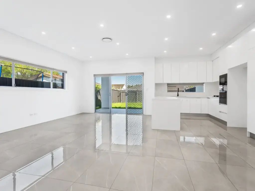 Lurnea 4Moenga Stylish Near New Duplex Offering Contemporary Living