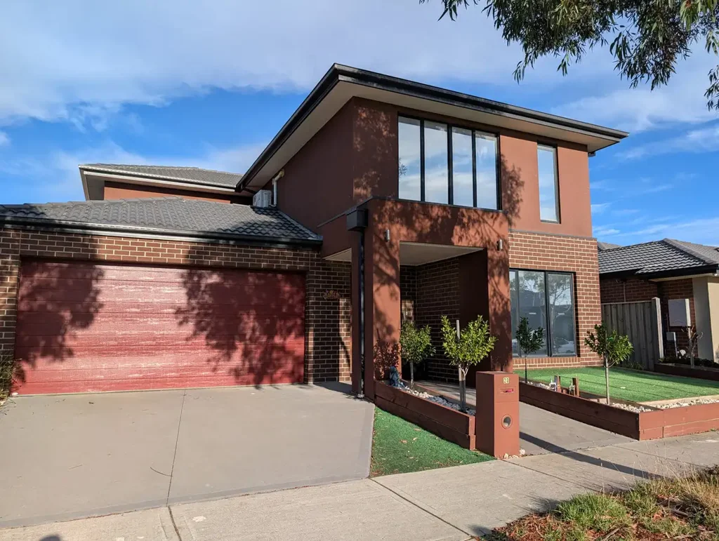 Sweet Location with Multiple Living Zones! INSPECTION CANCEL