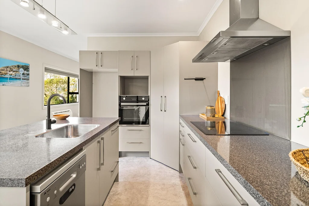 Sawyers Bay 3chambre Modern House, Good Garaging. Not yet under offer