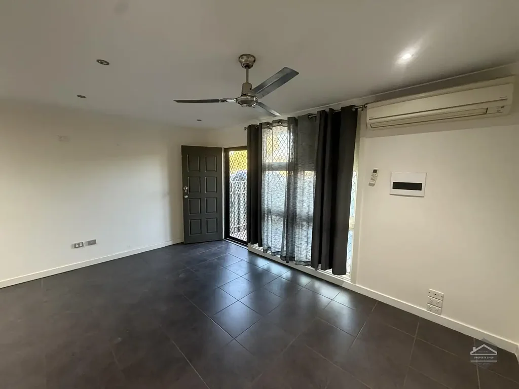 Low Maintenance Renovated Town House!