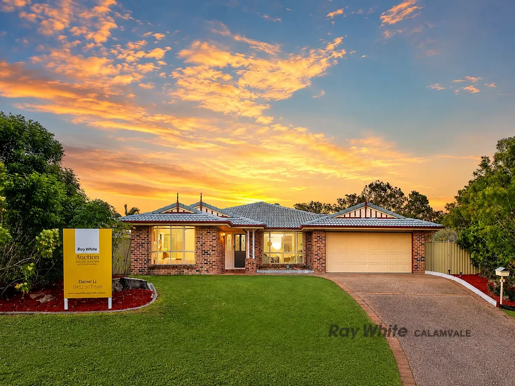 Calamvale 4Zimmer First Time Offered in 15 Years! Elevated 719sqm Block with Granny Flat Potential & 4-Car Parking!