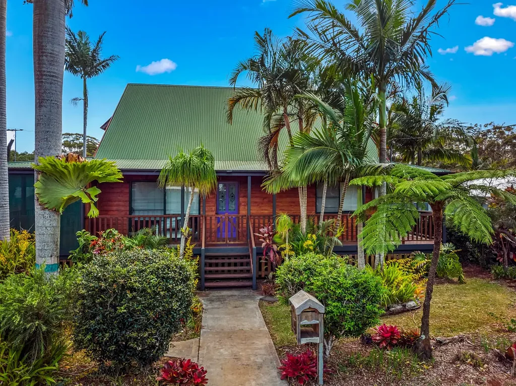 Russell Island 3Zimmer Hand-Crafted Haven with Bay Island Views & Lush Gardens
Your Dream Island Escape – Artisan Home with Fruit Trees & Workshop