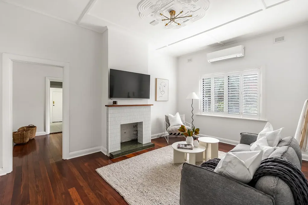 Flinders Park 2房  A C1930s Stone-Fronted Classic, Beautifully Rewritten.