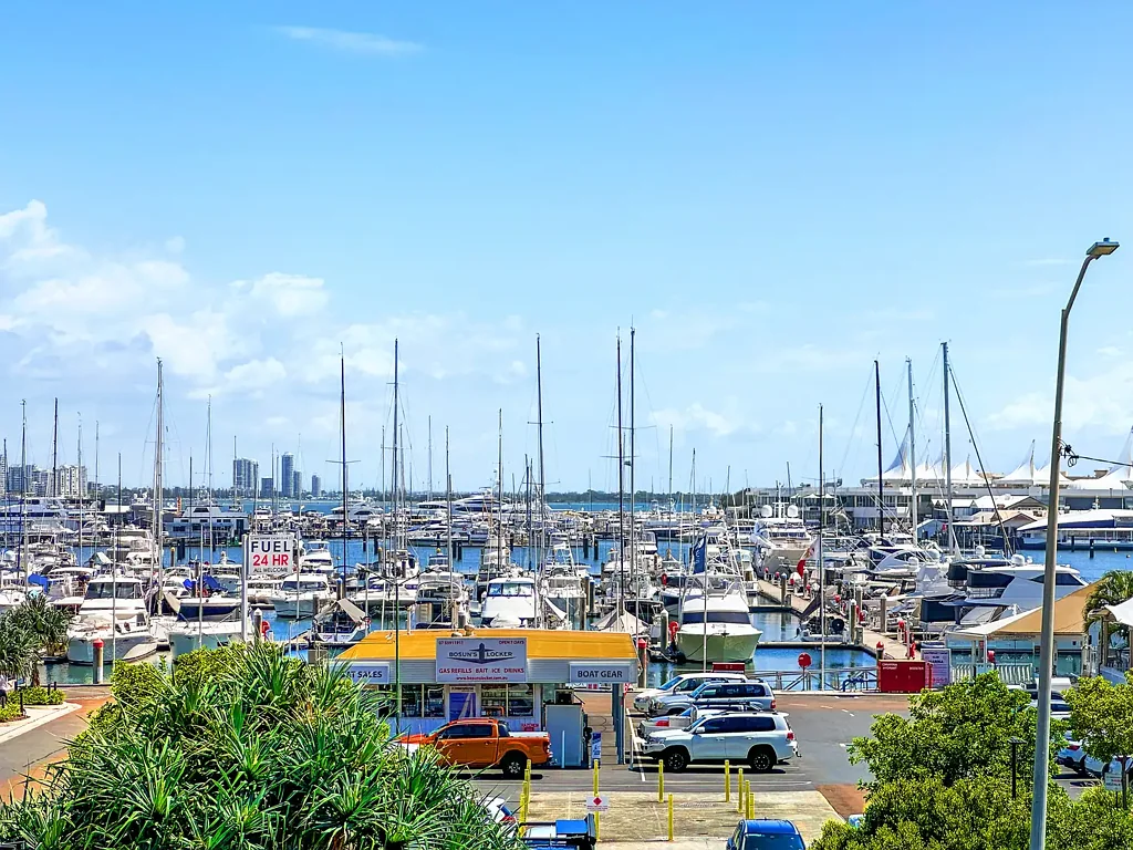 Main Beach 2Kwarto Sought after and tightly held North Eastern unit in “Yachting Towers”.
