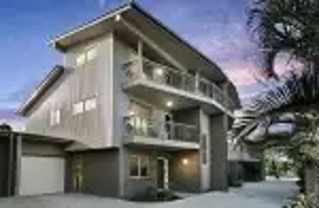 Large Townhome Near Thomson's Beach!