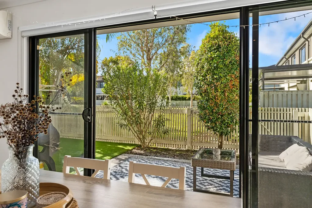 Tugun 3房  Spacious 3-Bedroom Townhouse with Park Views & All-Day Sunshine in “The Parc” Estate.