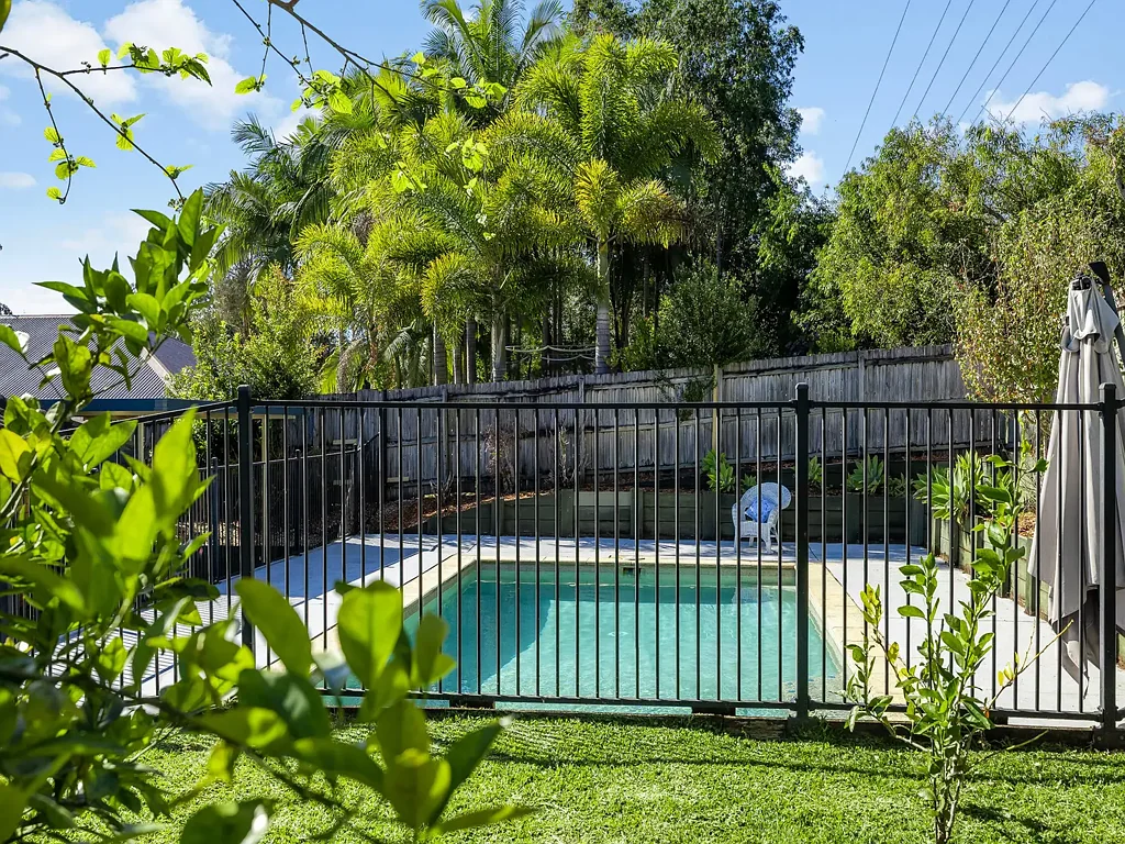 Palmwoods 4બેડરૂમ Modern Family Living Opposite the Lake