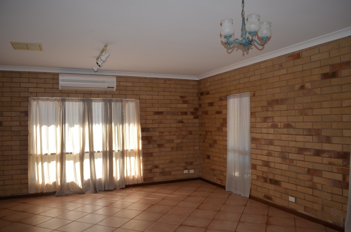 UNIT 1 16 WHITE ST, EMERALD QLD 4720, 0部屋, 0バスルーム, House