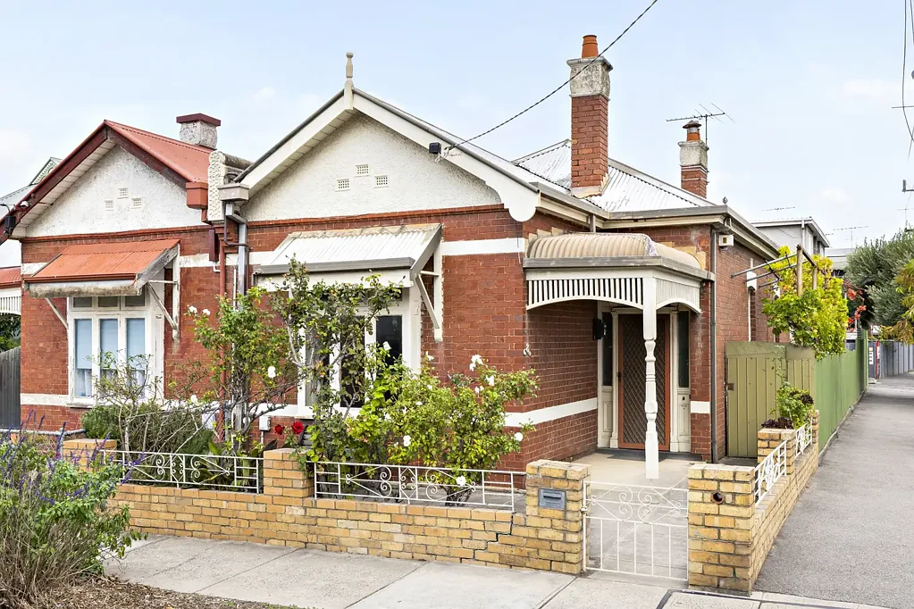 Brunswick 3房 经典砖砌维多利亚式建筑 街角地块 高天花板 特色壁炉 宽敞客厅 木制厨房 岛台 Westinghouse电器 低维护花园 柑橘树 车棚 遮盖式 Sydeny Road有轨电车 餐饮便利 Timeless Charm, Corner Potential