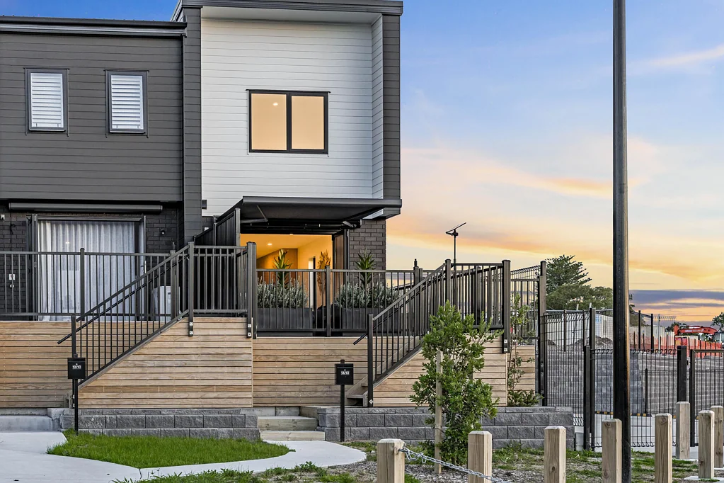 Hobsonville 2房 地段+景观=长期增值首选！优质学区，私家楼梯直通绿地/水岸，自住/投资皆宜！ Long-term value = outlook + position