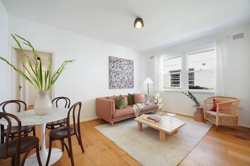 Vaucluse 2房 Vaucluse花园小区 低维护生活 开放式高顶起居区 Caesarstone厨房 阳光公共花园 Charming Double-Brick Apartment Ideal for Owner-Occupiers or Investors