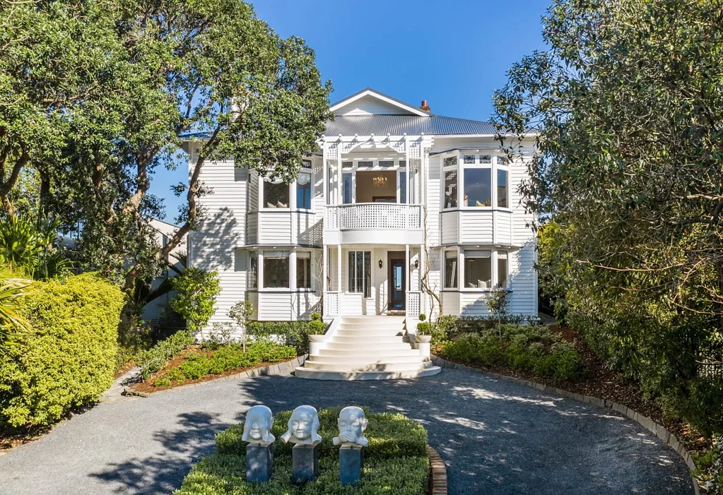 Clifftop Luxury Living 4/5 Bedroom Villa with Breathtaking Harbour Views + Spa Pool!