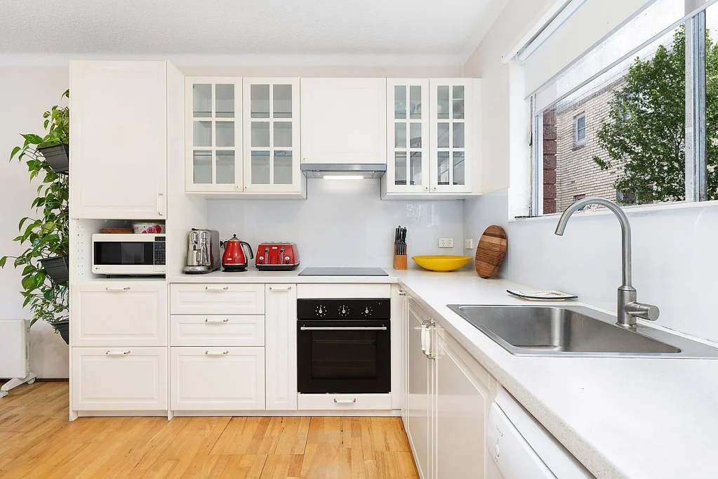 Chic apartment in ultra convenient location, Undercover parking, timber floors, light and bright, balcony off both bedrooms, walk to beach
