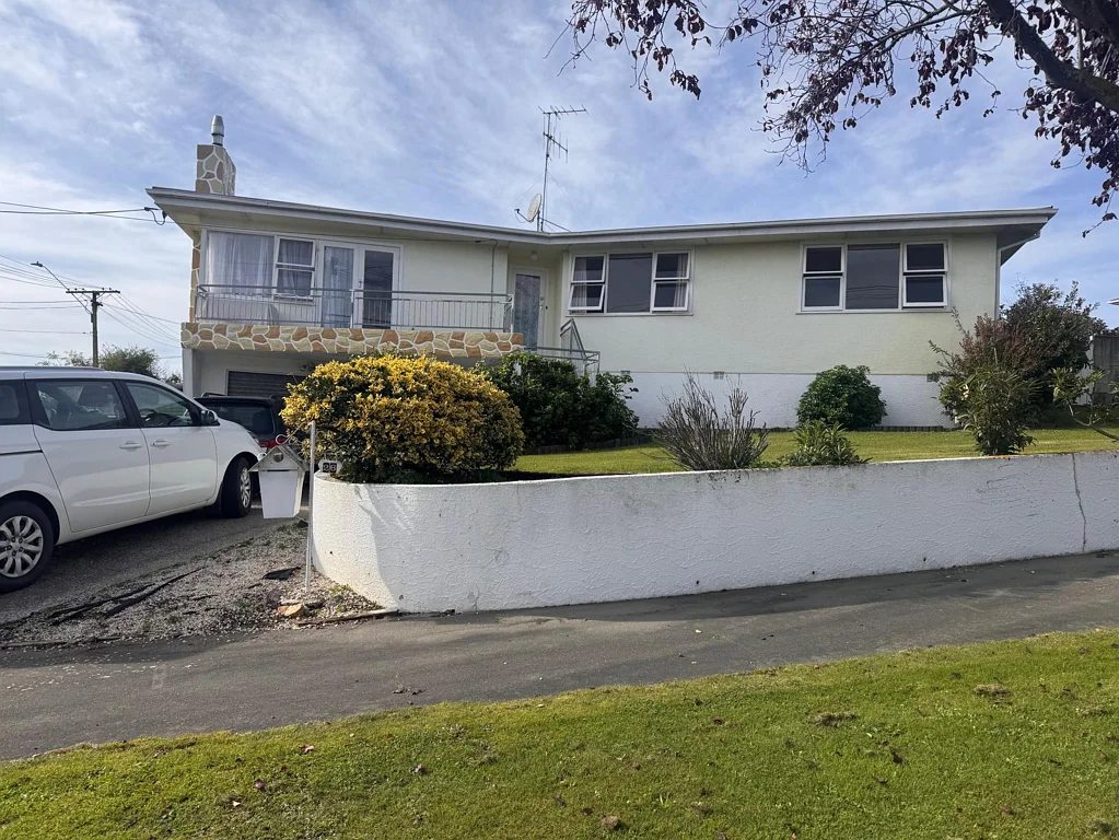 SPACIOUS IN HOLMES HILL