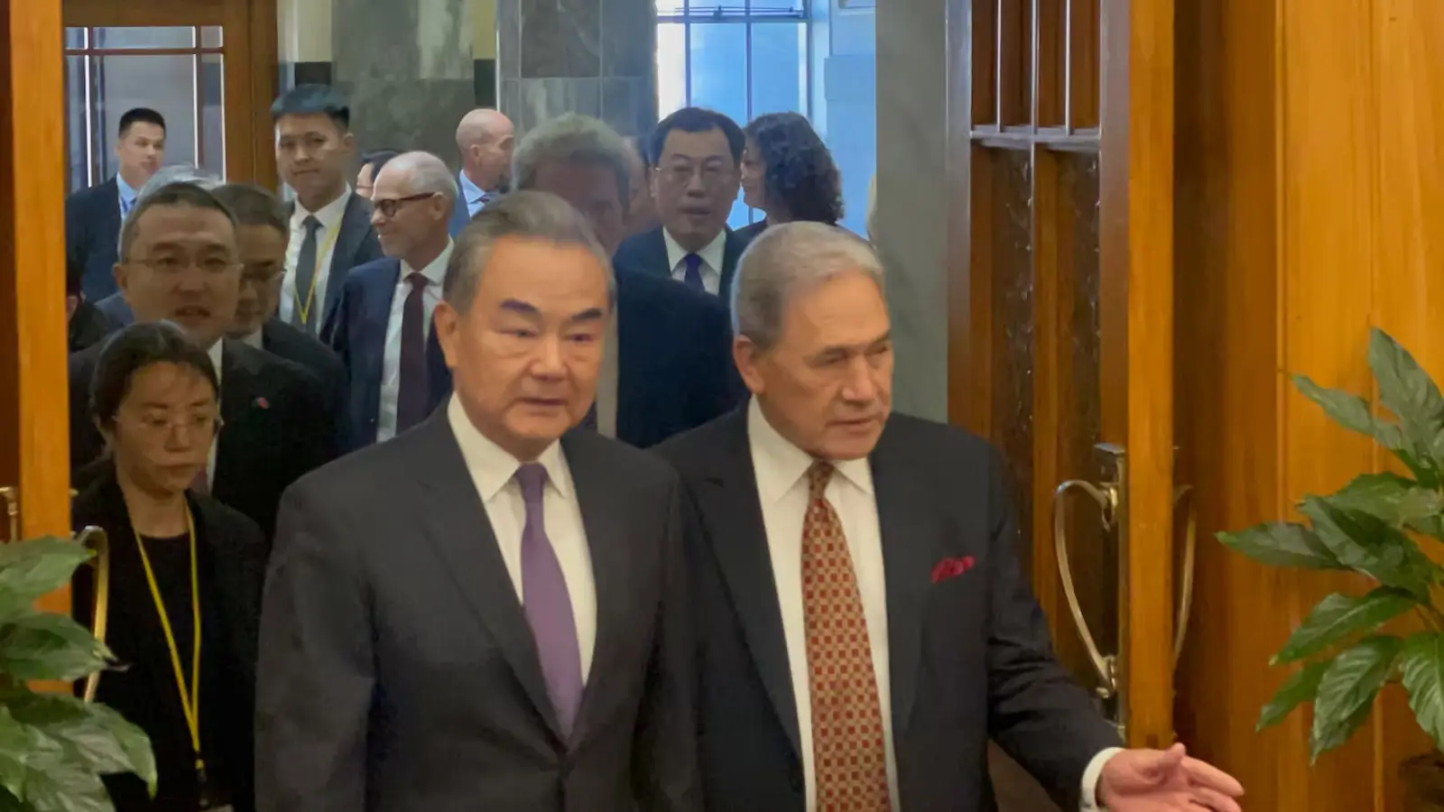 官宣：中国外长王毅正式与Winston Peters会晤，稍后将拜访Luxon