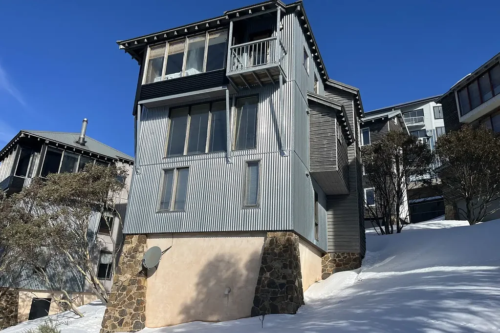 Harrietville 4房  Free Standing 4-Bedroom Chalet with Private Undercover Carpark, Ski in Ski Out
