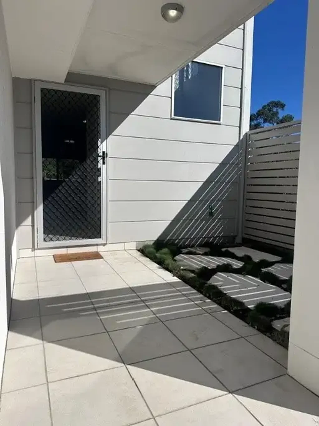 RENOVATED MODERN LARGE 2 BEDROOM 2 BATHROOM END OF TERRACE TOWNHOUSE + STUDY