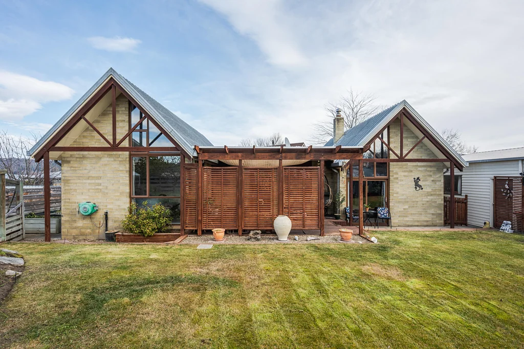 Alexandra 3房  Architectural Character and Exceptional Garaging