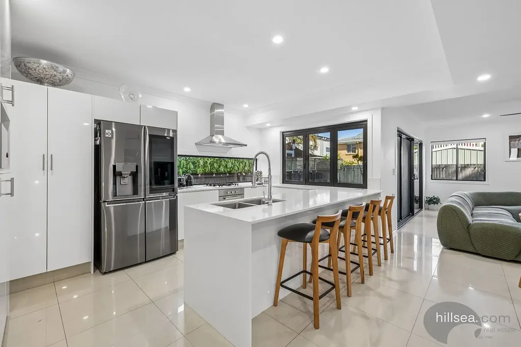 Runaway Bay 4બેડરૂમ LUXURIOUS THREE LEVEL HOME IN AN EXCELLENT LOCATION