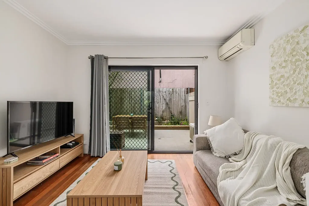 Dulwich Hill 2Kwarto Courtyard home with house-like feel & lock-up garage