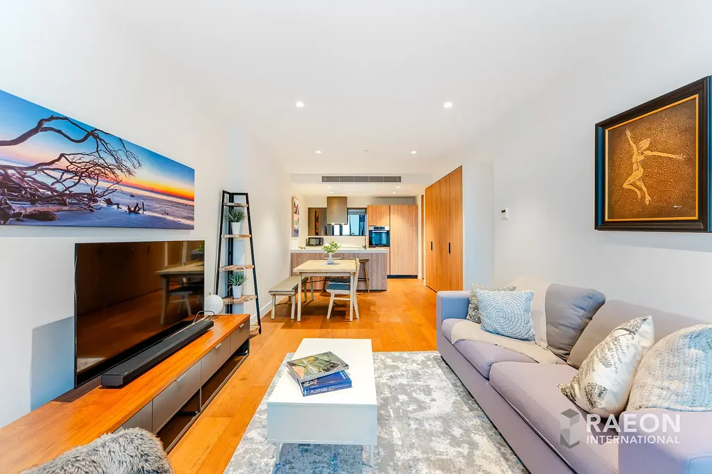 South Yarra 2房 热门项目精装两房 采光充沛开放式厅 Miele高端厨电 私人阳台城市景观 一流设施齐全 配套安全车位 交通便捷近名校 Luxury living with city skyline views located in the heart of South Yarra