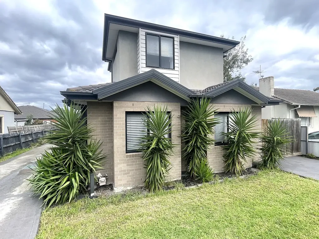 Broadmeadows 2房 2013年现代联排 别墅装修良好 低维护生活 采光充足 开放式生活区 私人庭院 车库直接进入 邻近Broadmeadows Central 轻松通达主要道路 Front Townhouse - 2 Bedrooms - 2 Car Parks