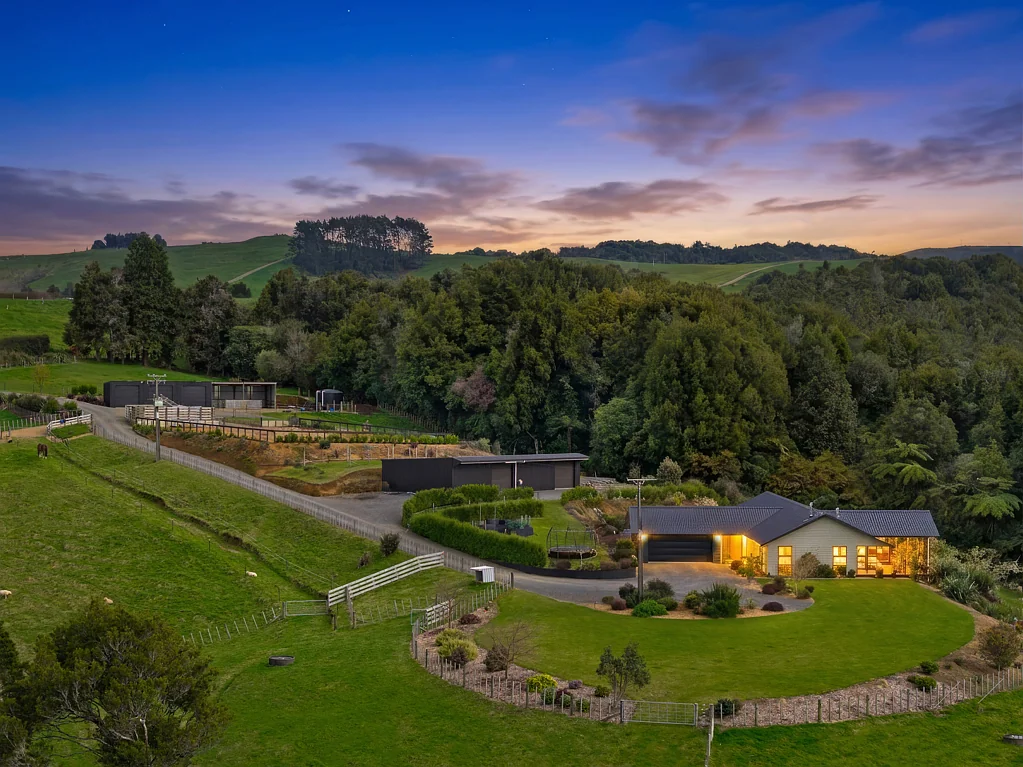 Pirongia Elevated Rural Retreat with Epic Views