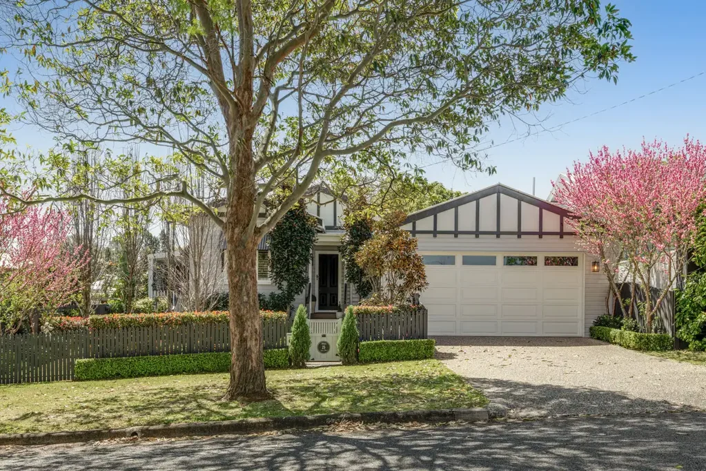 25 Collins Street, Mount Lofty, QLD 4350