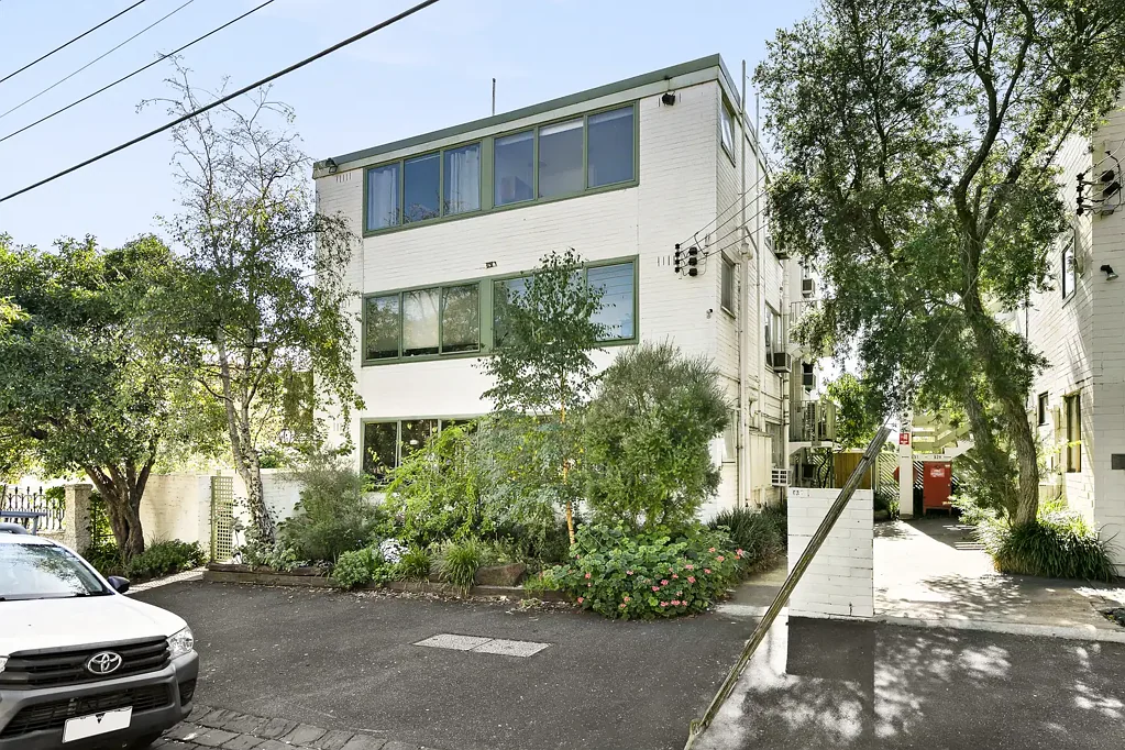Brunswick 1房 顶层视野 皇家公园景观 明亮低维护 高回报潜力 市中心便利 设施齐全 交通便捷 周边生活丰富 Leafy Vibes In a Premier Position