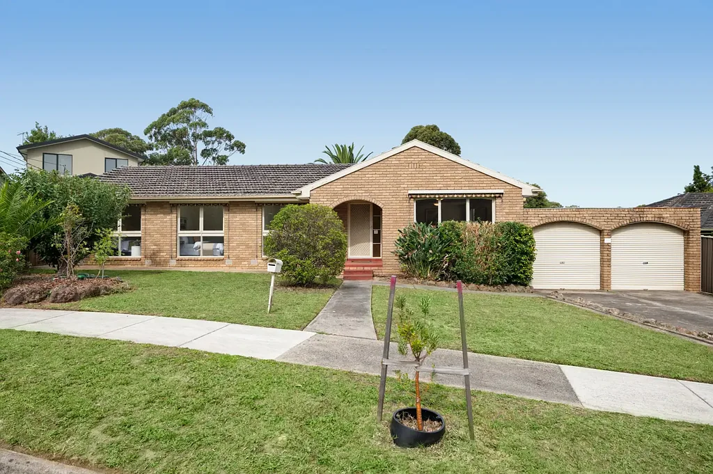 Glen Waverley 4房 安静庭院位置 宽敞711sqm地块 四间宽敞卧室 主卧带WIR套间 嵌木地板起居区 天窗厨房  大型覆盖户外区 双车库带通道 家长便利学区 临近购物中心 绿地环绕 交通便捷 Spacious Court Living with Large Backyard Appeal