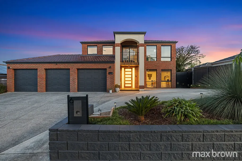 Lilydale 5房 享有盛誉Gateway Estate 760sqm阔地 死路宁静 俯瞰Dandenong Ranges Yarra Valley壮景 四车车库 车道容车多 时尚厨房Shaker橱柜 户外泳池按摩浴缸 篝火区遮盖用餐区 比萨饼店百叶窗 室内高端配置 太阳能发电 空调舒适 GRAND 5-BEDROOM FAMILY ENTERTAINER IN GATEWAY