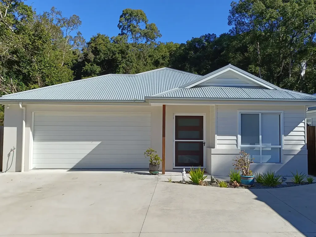 Landsborough 4ห้องนอน Family Home in the Heart of Town. Suitable for Retirees, New Families or Investment. Ideal Location, never to be repeated with Bush outlook.