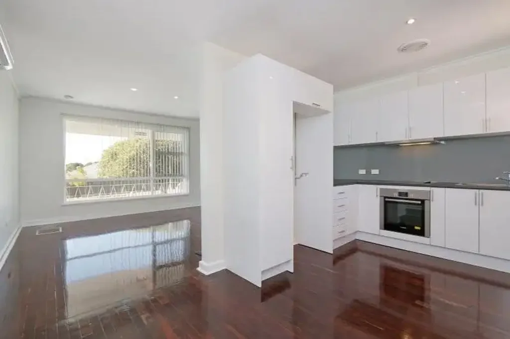 BEAUTIFULLY RENOVATED 2 X 1 UNIT LOCATED IN COMO. BE QUICK!