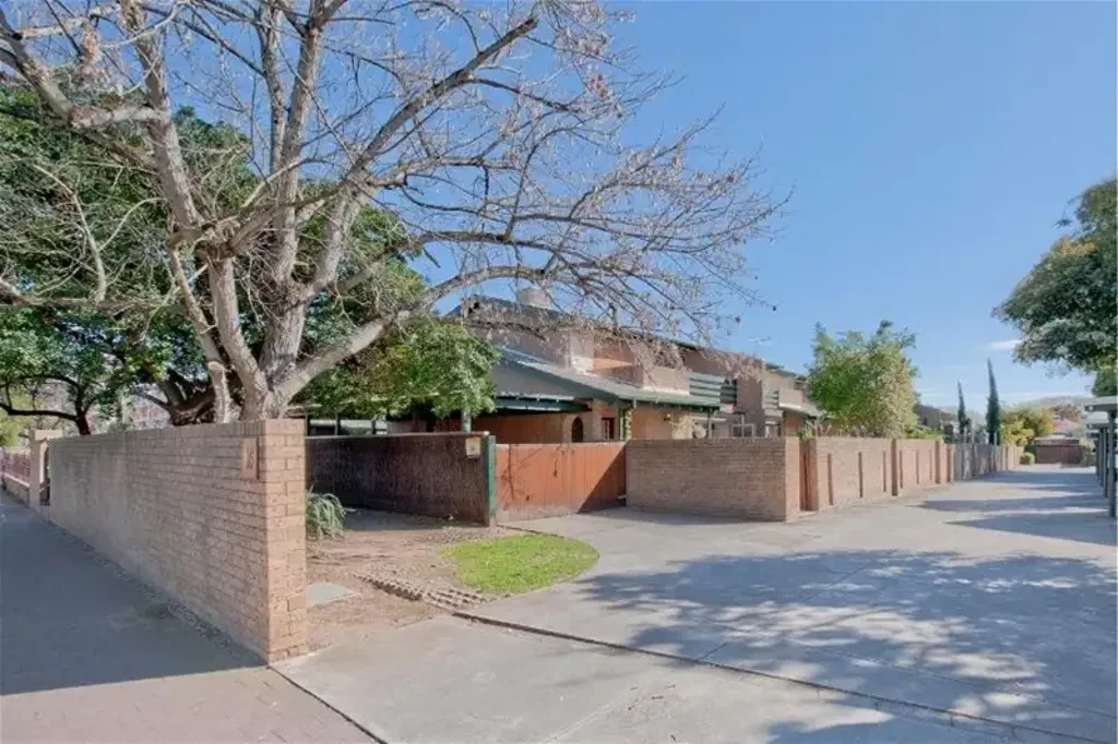 Spacious Living Meets Hyde Park Convenience