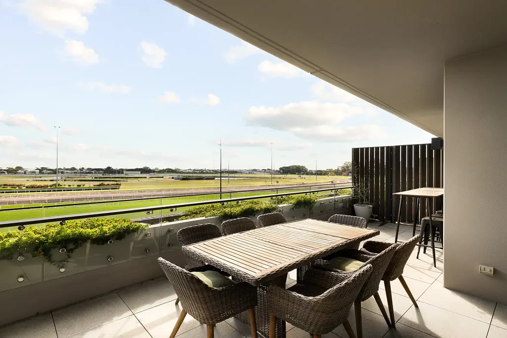 Ascot 2房 赛马景观奢居 Miele厨房 北向采光充沛 室内外灵动 流畅生活空间 健康社区配套 便捷交通网络 Front-Row Luxury at Ascot House - Elevated Living Overlooking Eagle Farm
