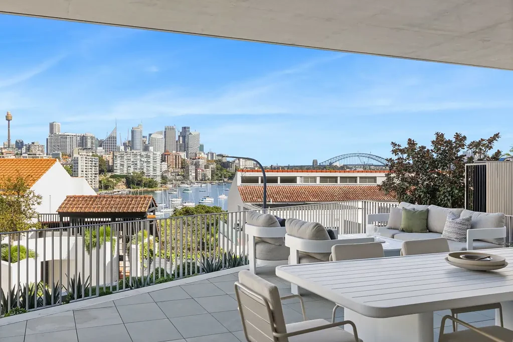 Darling Point 3房 获奖设计卓越住宅 优雅宁静完美结合 豪华生活巅峰体验 宽敞卧室&浴室 舒适奢华融合 私人酒窖 悉尼天际线&港口美景 开放式生活区 美食厨房 Gaggenau&Miele电器 石材装饰 木地板 高端娱乐露台 海滨步道&CBD便捷生活 Now Complete - Residence 1 'Norfolk' – Garden Residence with Harbour Views