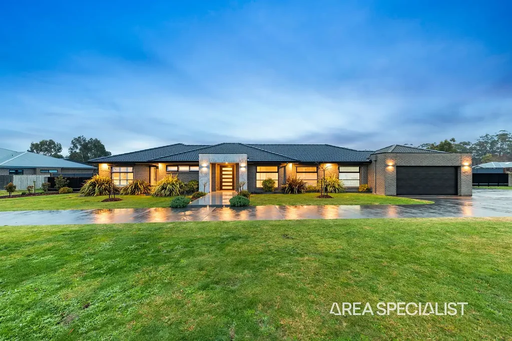 Drouin 4ਬੈੱਡਰੂਮ The Brief:
Modern Family Living with Expansive Shedding on 4004m²
