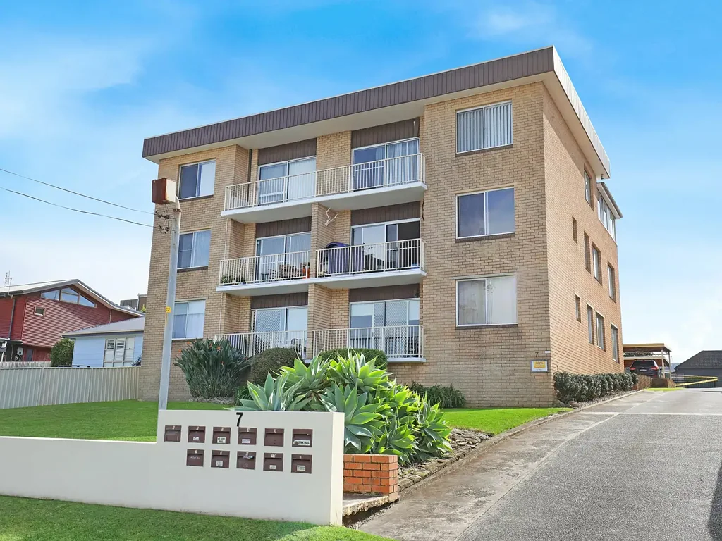 Woonona 2 Bedroom Central | Stylish | Convenient.