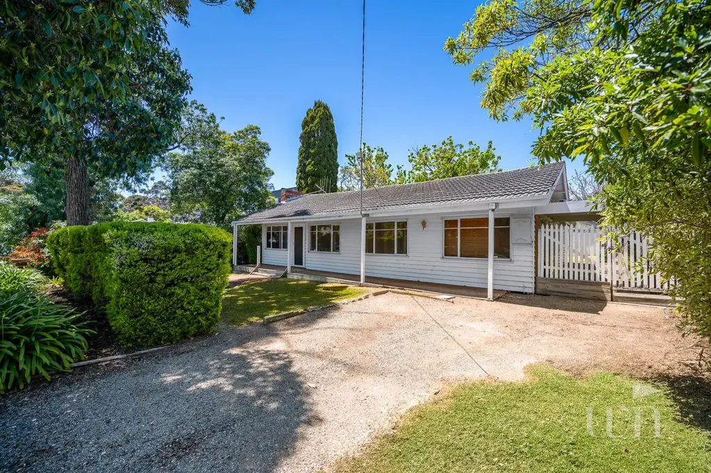 Mornington 3房 乡村小屋魅力 766平米土地 全屋抛光地板 阳光房 独立车库 翻新潜力大 Renovate, Rebuild or Reimagine on 766sqm